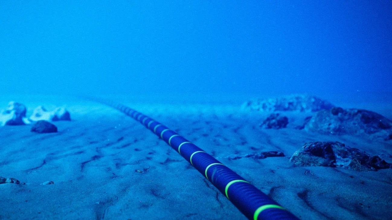 समुद्राखाली टाकलेल्या इंटरनेट केबलचा मालक कोण? सत्य जाणून तुम्हाला धक्का बसेल!