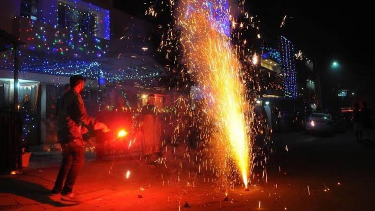 Diwali 2025 : दिवाळीत फटाके फोडताना हाताला भाजलंय; हे घरगुती उपाय करा