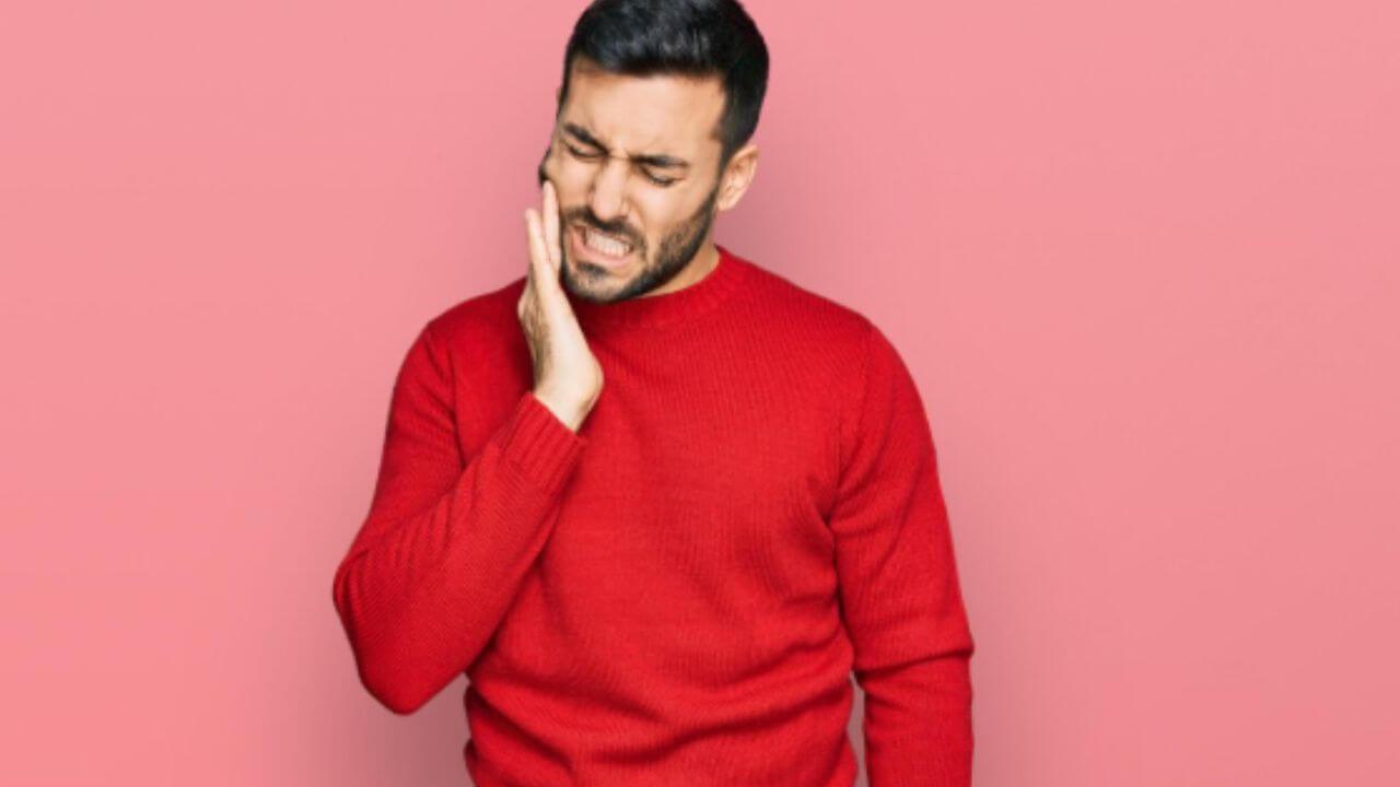 दाढदुखीची समस्या त्रास देतेय? ‘हे’ आयुर्वेदिक उपाय लगेच दूर करतील वेदना