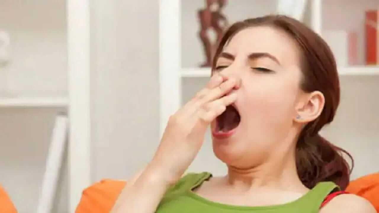 Astro Tips : पूजा करताना तुम्हालाही वारंवार जांभई येते? वाचा नेमकं कारण काय?