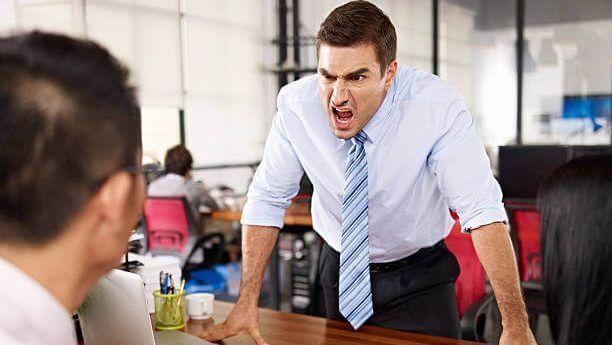 बॉस वारंवार नोकरीतून काढण्याची धमकी देतो? अशी करा तक्रार