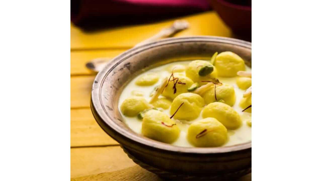 Diwali 2025 : लाडक्या भावाला भाऊबीजनिमित्त घरच्या घरी बनवा टेस्टी रसमलाई, वाचा रेसिपी…