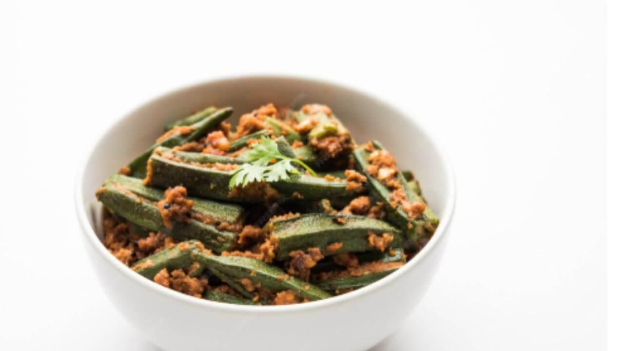 भेंडीची भाजी आवडते पण चिकट होते म्हणून खाणे टाळता? ‘या’ टिप्सने होईल एकदम कुरकुरीत
