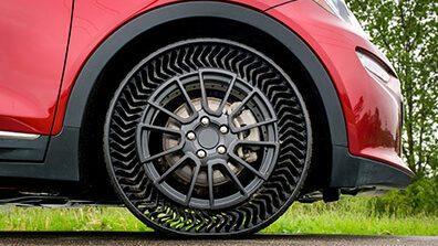 एअरलेस टायर किती रुपयांत मिळते आणि तो ट्यूबलेस टायरच्या तुलनेत किती महाग आहे?