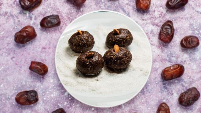 मुलांसाठी घरीच बनवा खजुरचे पौष्टिक लाडू, पाहा रेसिपी आणि फायदे