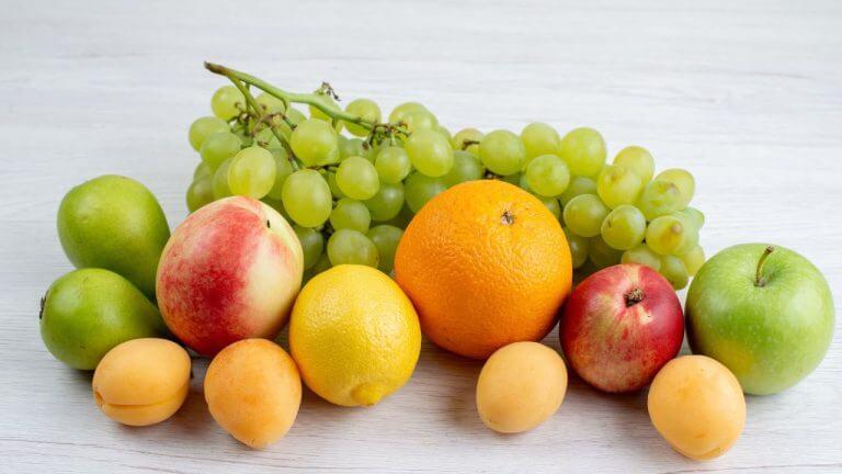 कोणती फळे खाल्ल्याने पोटफुगी आणि अपचनाचा त्रास होतो? जाणून घ्या