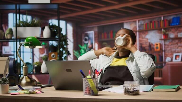 ऑफिसमधील ‘या’ सवयींमुळे खराब होतील आतडे, आजच करा बदल