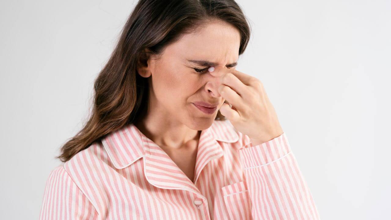 सायनसमुळे सकाळी-सकाळी नाक गच्च होऊन त्रास होतोय? ‘ही’ ४ योगासने देतील आराम