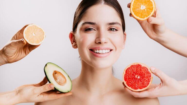 चमकदार त्वचेसाठी दररोज खा आंबट फळे, जाणून घ्या उत्तम स्रोत