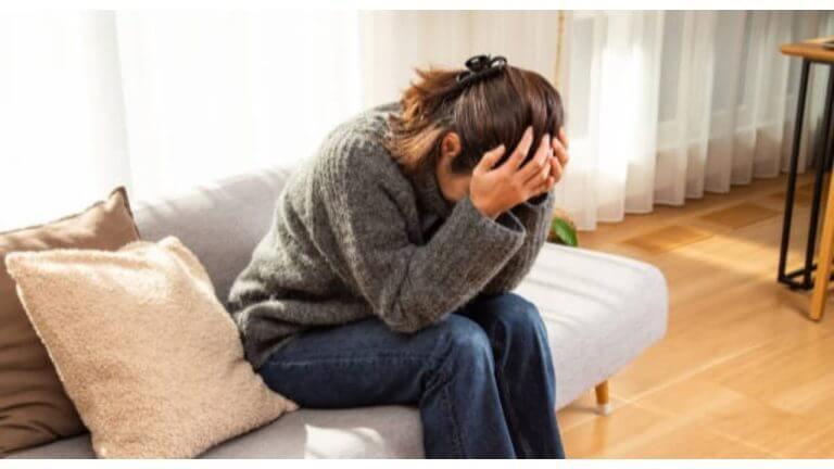 Astro Tips : कपाळावर हात ठेवून बसणे अशुभ ? काय होतात परिणाम…