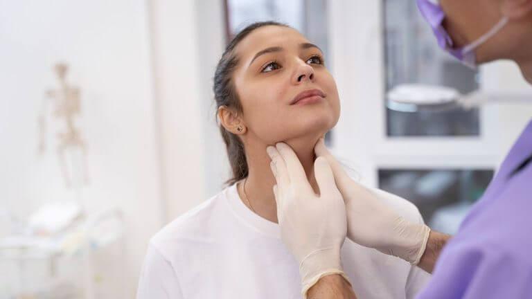 थायरॉईड रुग्णांनी नियमित खा ‘हे’ ५ पदार्थ, नियंत्रणात राहील समस्या