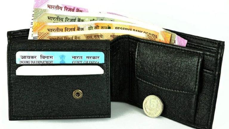 Vastu Tips : चुकूनही ‘या’ गोष्टी तुमच्या पाकिटात ठेवू नका, होईल नुकसान..