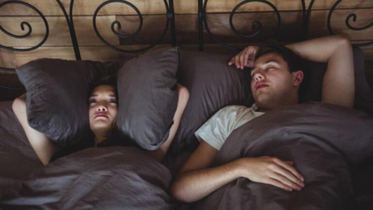 घोरण्याच्या सवयीचा प्रचंड त्रास होतोय? ‘हे’ घरगुती उपाय देतील आराम