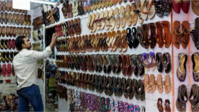 Vastu Shastra : कोणत्या दिवशी चप्पल खरेदी करू नये? काय सांगत शास्त्र वाचा…