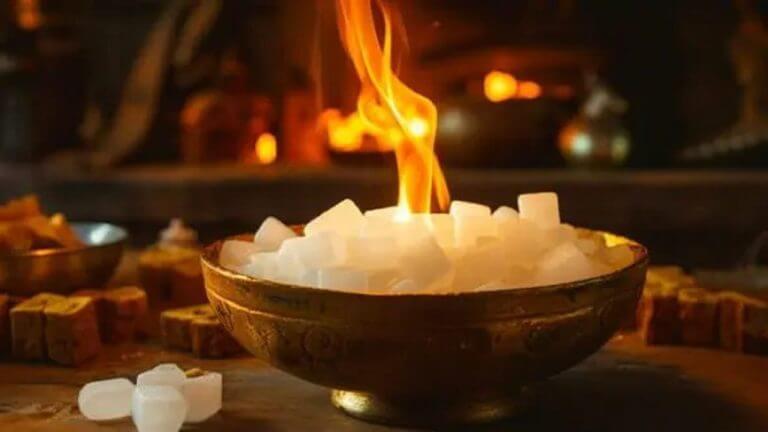 Vastu Tips : कापूरच्या ‘या’ उपायांनी वास्तू दोष होईल दूर, घरात नांदेल सुख-समृद्धी