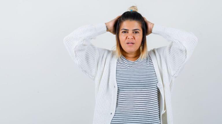 प्रसूतीनंतर खूपच केसगळती होतेय? मग लगेच आहारात सामील करा ‘हे’ पदार्थ