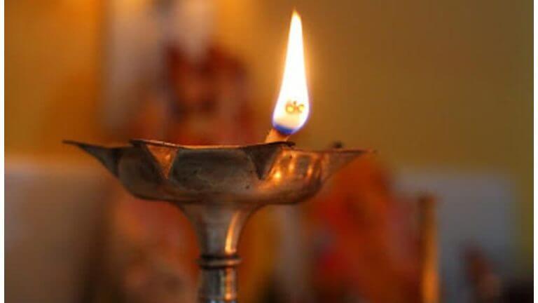 Puja Tips : देवासमोरचा दिवा सतत विझतोय? काय आहेत संकेत…