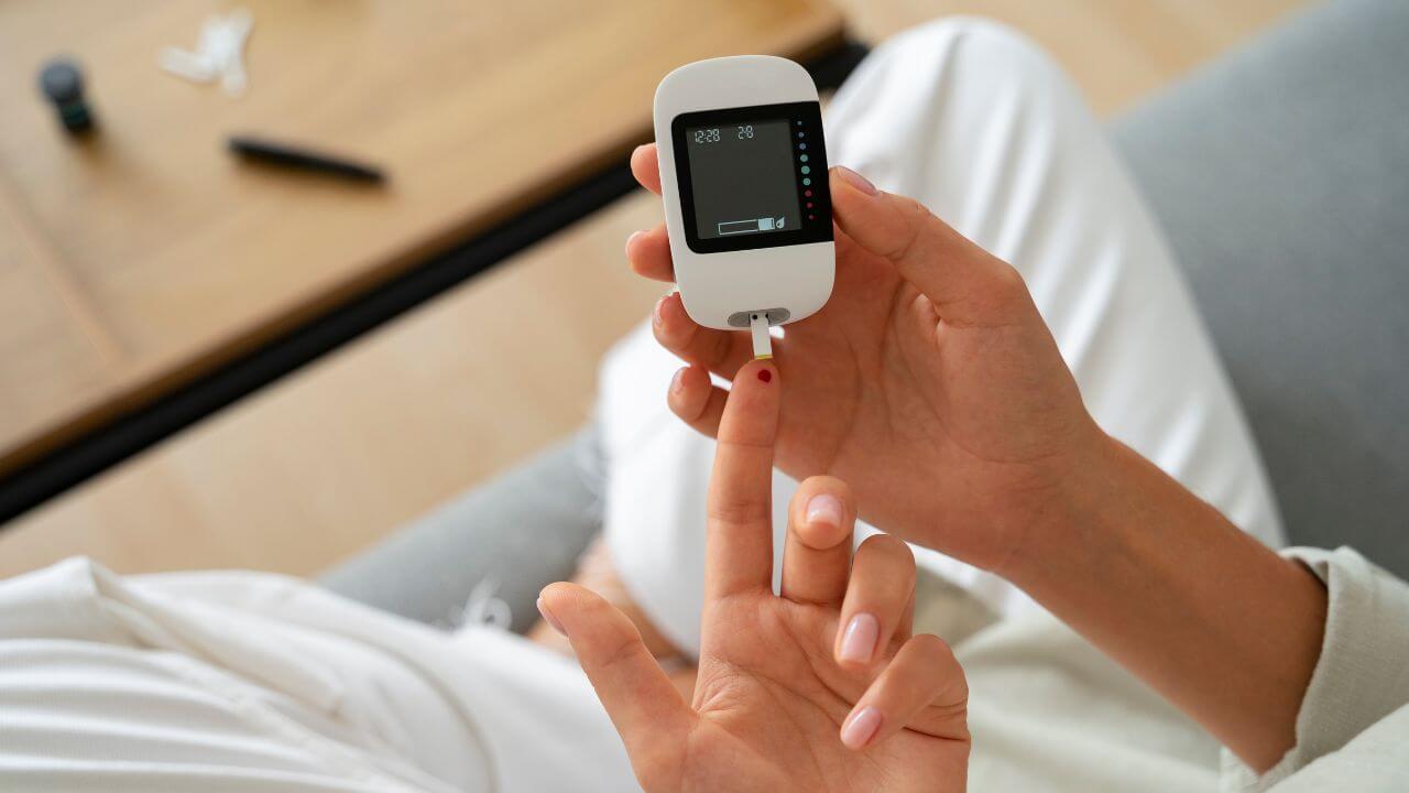 डायबिटीस रुग्णांची रोज सकाळी शुगर वाढते? दिनचर्येत ‘हे’ बदल केल्यास होईल नियंत्रित