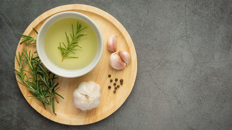 तुम्ही कधी पिलाय का लसणाचा चहा? डायबिटीसपासून ते थायरॉईडपर्यंत मिळतात अनेक फायदे