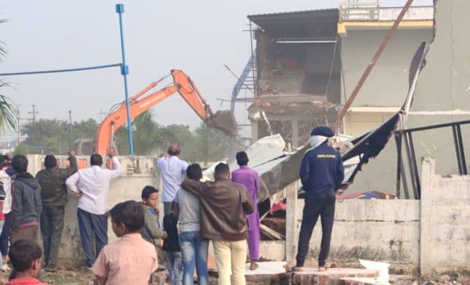 अवैध निर्माण पर चला प्रशासन का बुल्डोजर, पर्यावरण संरक्षण के नाम पर किया था अतिक्रमण