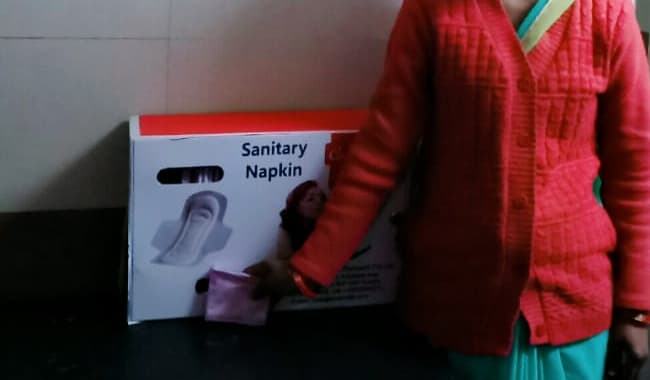 बस स्टैंड पर लगी मशीन, 5 रुपए में मिलेगा सैनिटरी नैपकिन