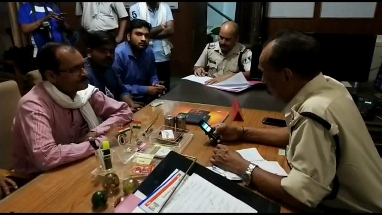 घायल पूनम की अस्पताल में मौत,कल पति ने मारी थी गोली, परिजनों ने थाने पर किया हंगामा