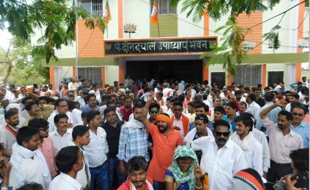 टिकट कटने से नाराज सांसद समर्थकों ने BJP कार्यालय पर जड़ा ताला, मचा बवाल, पुलिस ने संभाला मोर्चा