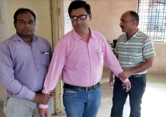 मप्र स्थापना दिवस पर रिश्वत लेते रंगेहाथों धरा गया खाद्य विभाग का बाबू