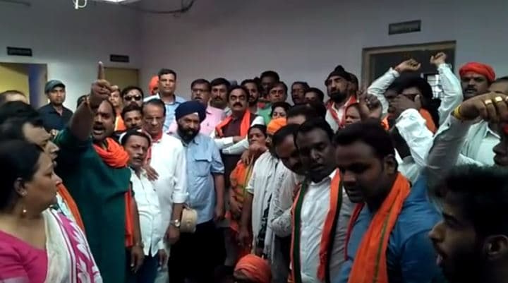 बीजेपी प्रदेश अध्यक्ष ने दिया धरना, थाना प्रभारी आधी रात को लाइन अटैच