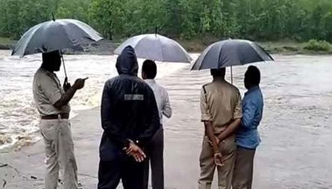 उफनते पुल को पार करते समय बाइक समेत 3 युवक नदी में बहे, सर्चिंग जारी