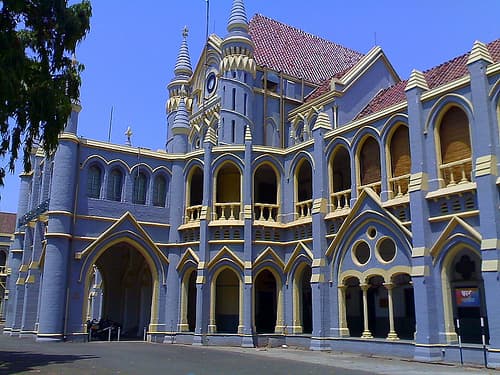 निजी स्कूलों द्वारा मनमानी फीस वसूली का मामला, HC में दायर PIL पर सरकार को नोटिस