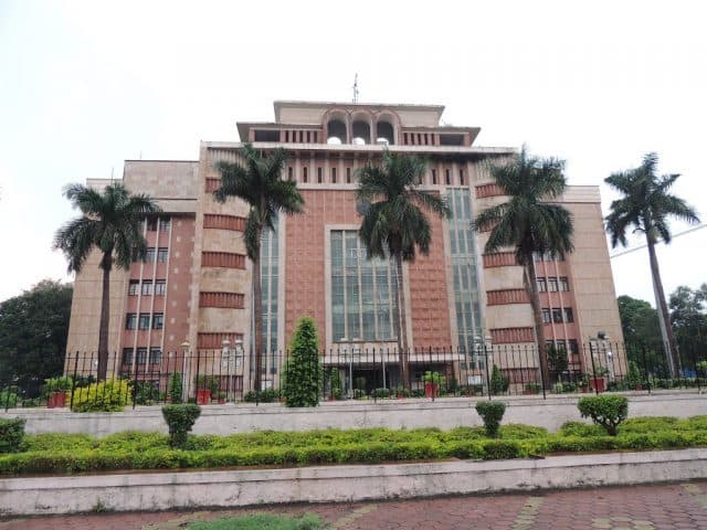 ट्रांसफर के बाद भी जमें अफसरों को कार्यमुक्त किया गया