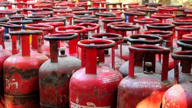 खाना बनाना हुआ सस्ता, लॉकडाउन के बीच LPG सिलेंडर के दाम में 164 रूपये की कटौती