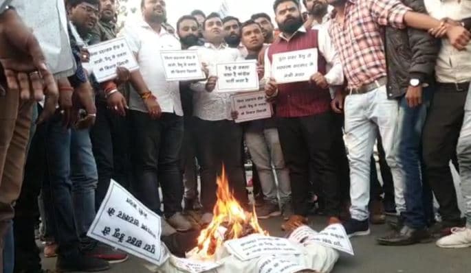 जिले में फैल रही बीमारियों को लेकर भाजयुमो उतरी सड़क पर, फूंका पुतला