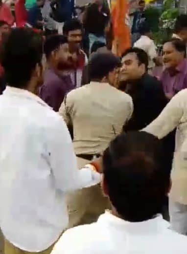 भाजयुमो के नगर अध्यक्ष की गुंडागर्दी, पुलिसकर्मी से भिड़े, वीडियो वायरल