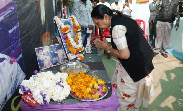 शहीद अश्विनी के घर पहुंची राज्यपाल, परिजनों को दी एक लाख की सहायता राशि