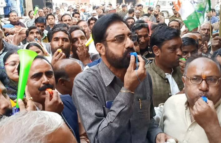 भाजपा सांसदों की नींद तोड़ने कांग्रेसियोंं ने बजाईं सिटियां, जमकर किया विरोध प्रदर्शन