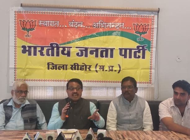 बेशर्म है प्रदेश की कमलनाथ सरकार, 10 माह में भी नहीं हुआ कर्जमाफी: रजनीश अग्रवाल