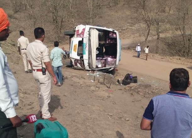पुलिस जवानों से भरी बस हाईवे पर पलटी, 11 की हालत गंभीर