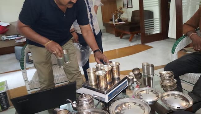 कार्यपालन यंत्री के ठिकानों पर लोकायुक्त का छापा, करोड़ों की संपत्ति, सोने-चांदी के बर्तन मिले