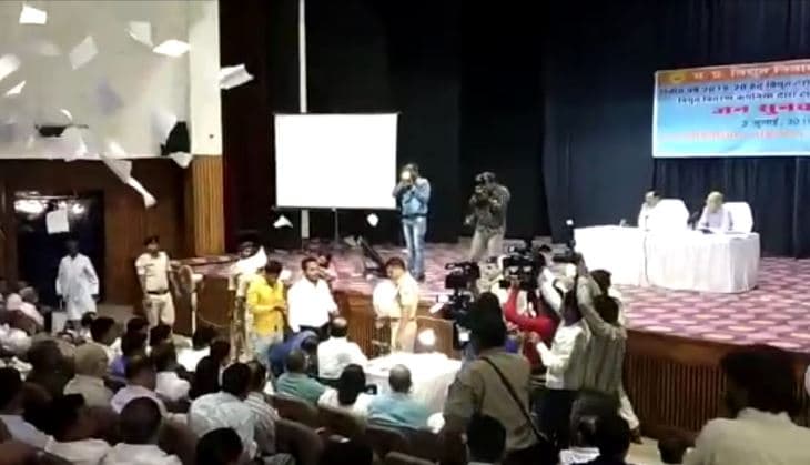 जनसुनवाई में घुसे भाजपा कार्यकर्ता, बिजली के दाम बढ़ाने के खिलाफ किया प्रदर्शन