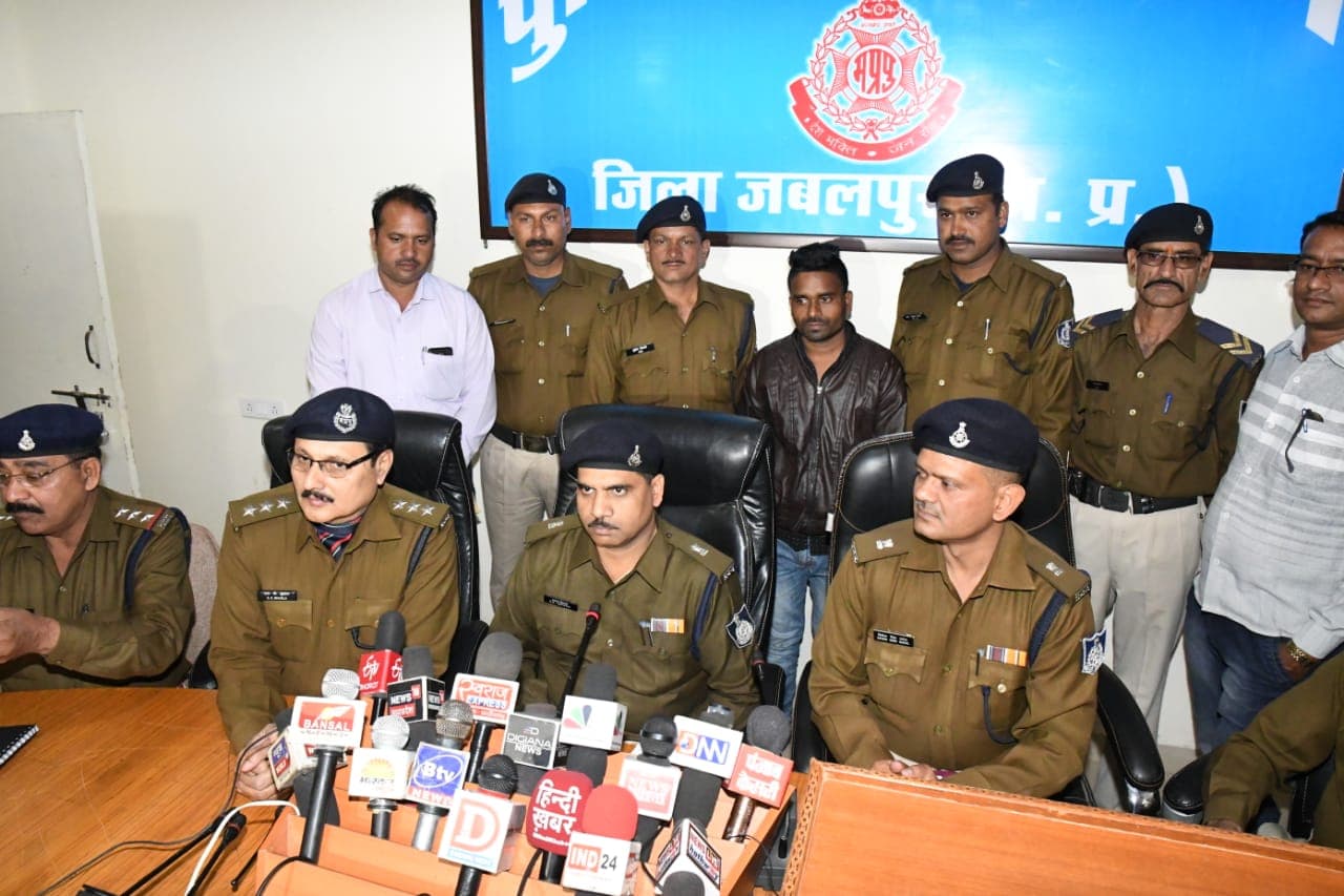 अवैध हथियारों की खेप के साथ चार गिरफ्तार