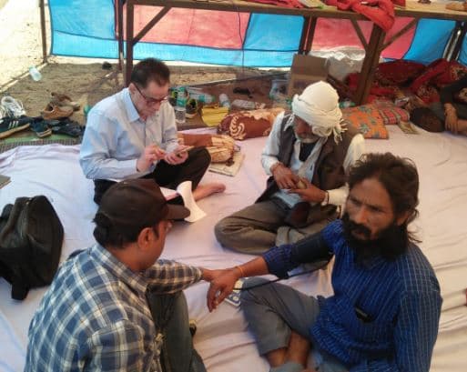 अनशन के तीसरे दिन एक की हालत बिगड़ी, अस्पताल में भर्ती