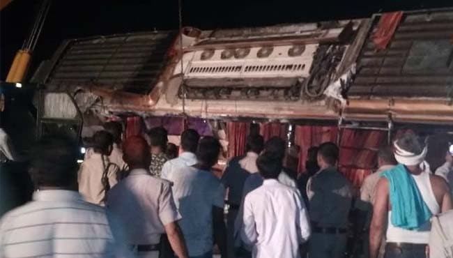 यमुना एक्सप्रेस वे पर डबल डेकर बस पलटी, मप्र के तीन यात्रियों समेत 4 की मौत