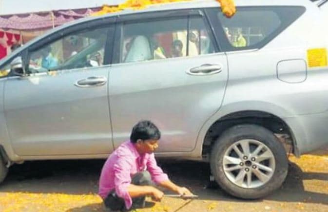 केंद्रीय मंत्री की कार हुई पंक्चर, विधायक ने दी चेतावनी- ‘सड़के बनवाओ नही तो दूंगा धरना’