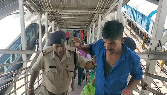 नशे में धुत्त आर्मी जवान का ट्रेन में हंगामा, पुलिस से गाली-गलौच, केंद्रीय मंत्री के नाम की दी धौंस