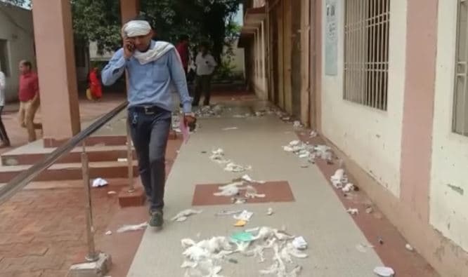वेतन नहीं मिलने से नाराज सफाईकर्मियों ने जिला अस्पताल में फैंका कचरा, वार्ड में फैलाई गंदगी