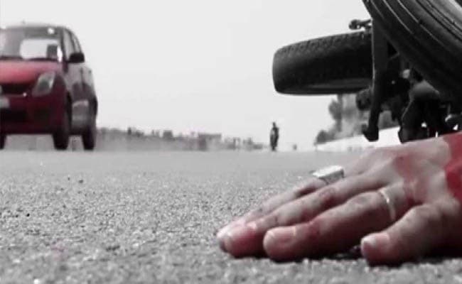 ट्रक की टक्कर से मोटर साइकिल सवार युवक की मौत, दो घायल