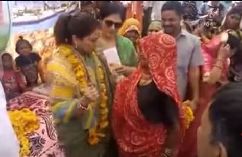 VIDEO: महिलाओं के साथ ऐसे थिरकीं प्रियदर्शिनी, डांस स्टेप्स भी सिखाए