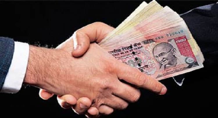 अधिकारी को रिश्वत लेना पड़ा मंहगा, कलेक्टर ने किया बर्खास्त